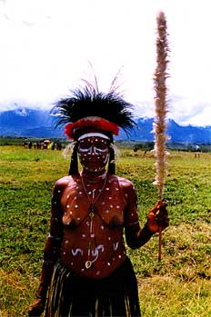 Mujer con ramo, Irian Jaya, Indonesia