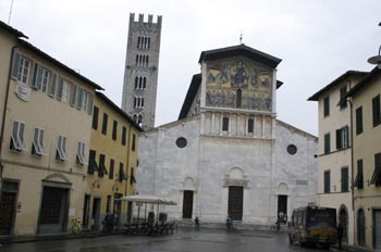 Vista frontal de la Basílica de San Ferdiano, Lucca