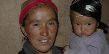 Señora sherpa con su bebé