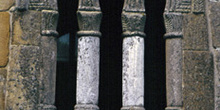 Ventana trífora con arcos de herradura y alfiz de la iglesia de