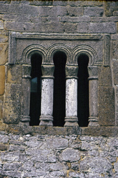 Ventana trífora con arcos de herradura y alfiz de la iglesia de