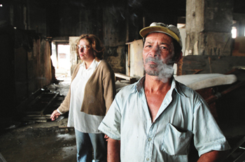Hombre fumando en la Favela de Moinho, Sao Paulo, Brasil