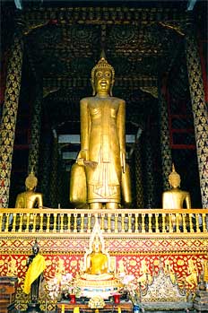 Buda erguido de oro, Tailandia