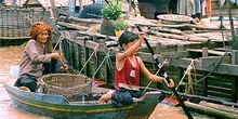 Transporte de mercancías en el lago Tonlé Sap, Camboya