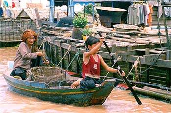 Transporte de mercancías en el lago Tonlé Sap, Camboya
