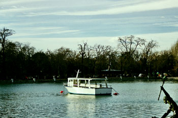 Embarcación en un lago