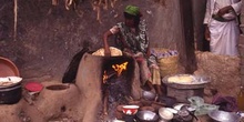 Mujer cociendo tortas de pan en el mercado de Suq al Khamis, Yem