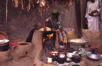 Mujer cociendo tortas de pan en el mercado de Suq al Khamis, Yem
