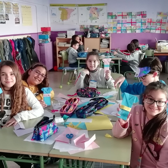 Talleres de chapas con iconos olímpicos, viseras y papiroflexia. 24