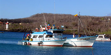 Barcos en Puerto Baquerizo Moreno en la Isla San Cristóbal, Ecua