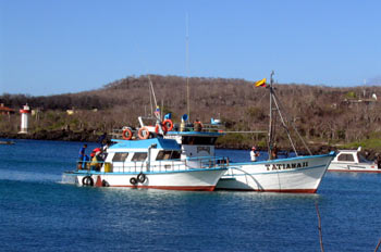 Barcos en Puerto Baquerizo Moreno en la Isla San Cristóbal, Ecua
