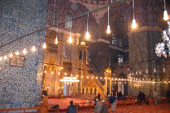 Sala principal para rezar en Yeni Camii, Estambul, Turquía
