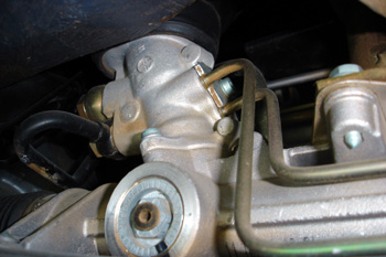 Dirección asistida de cremallera. Detalle del distribuidor hidrá