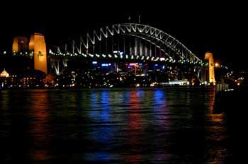 Vista nocturna del puente de Sydney, Australia