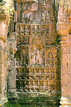 Detalle con relieves complejos en un muro de Angkor, Camboya