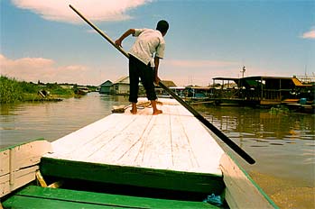 Hombre manejando una faluca, Tonlé Sap, Camboya