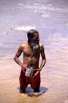 Peregrino haciendo sus abluciones en el lago sagrado de Pushkar