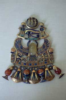 Pectoral con escarabeo