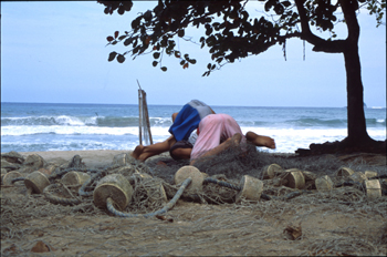 Niños jugando con redes de pesca, Paraty, Rio de Janeiro, Brasil