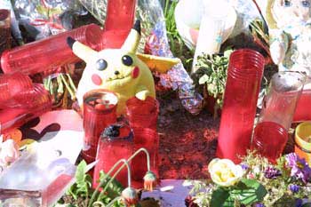 Objetos depositados en recuerdo de las víctimas de los Atentados