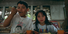 Niños comiendo, favela de Sao Paulo, Brasil