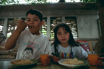 Niños comiendo, favela de Sao Paulo, Brasil