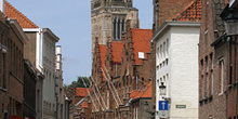 Calle Oostmeers con la torre de la Catedral al fondo, Brujas, Bé