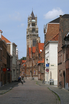 Calle Oostmeers con la torre de la Catedral al fondo, Brujas, Bé