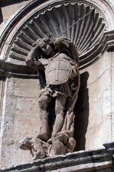 Escultura de ángel victorioso
