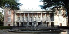 Fuente de los delfines y Palacio, Parque del Capricho, Madrid