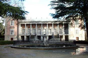 Fuente de los delfines y Palacio, Parque del Capricho, Madrid