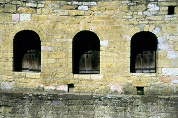 Ventanas de la cámara anexa en la planta baja en Santa María de