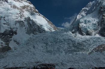 Cascada de hielo del Khumbu, vista desde campo base