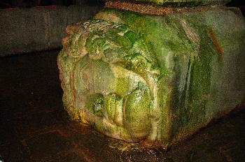 Roca labrada en las cisternas de Yerebatan Sarayi, Estambul, Tur
