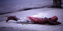 Hombre durmiendo sobre la acera, Calcuta, India