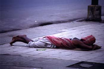 Hombre durmiendo sobre la acera, Calcuta, India