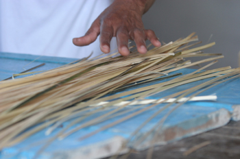 Manos de mujeres trabajando la paja, Quilombo, Sao Paulo, Brasil