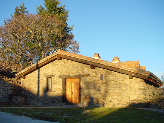 Fachada de casa en La Serna del Monte