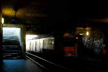 Tranvía entrando en una estación subterránea, Budapest, Hungría