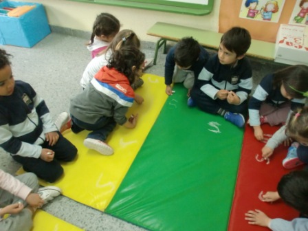 Las Abejas construyen las letras P y S 14