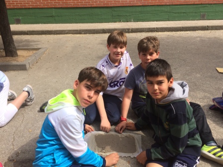 2017_04_21_JORNADAS EN TORNO AL LIBRO_TALLER PAPEL RECICLADO_5º Y 6º 8