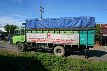 Camión de la Cruz Roja, Melaboh, Sumatra, Indonesia