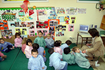 Niños sentados en colchonetas