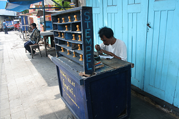 Fabricando sellos, Jogyakarta, Indonesia