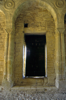 Arquería adosada en la Sala de la planta noble de Santa María de