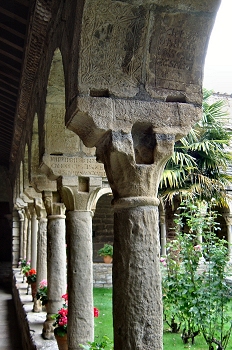 Capitel con muestras de reparación, Huesca