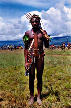 Joven lani con decoración festiva sencilla, Irian Jaya, Indonesi