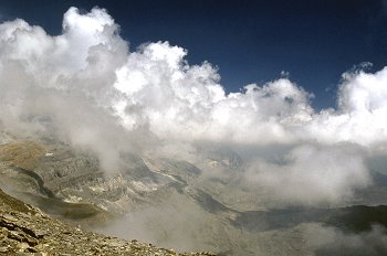 Nubes en la cima del Valle de Ordesa