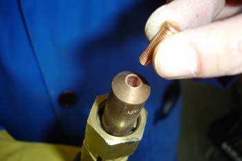 Colocación de tornillos soldados sobre electrodo de soldadura