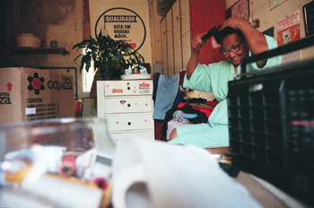 Mujer peinándose, Sao Paulo, Brasil